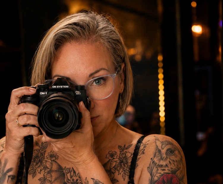 Fotografin blickt durch den Sucher